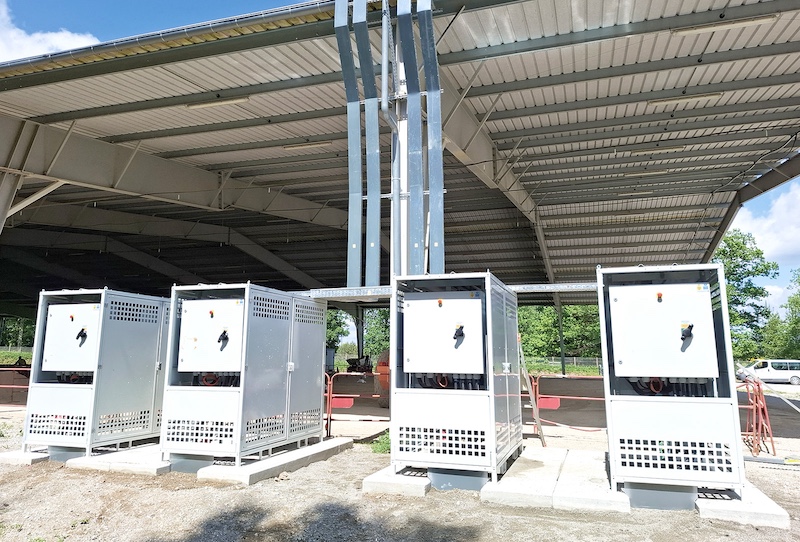 photo de 4 shelters électriques sur un chantier